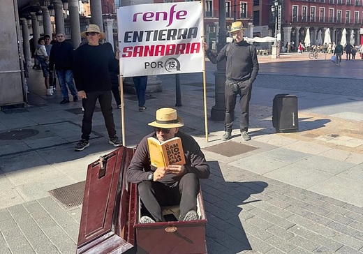Momento de la performance Renfe Entierra Sanabria por quince minutos, en la calle Santiago, junto a la Plaza Mayor de Valladolid. El Norte